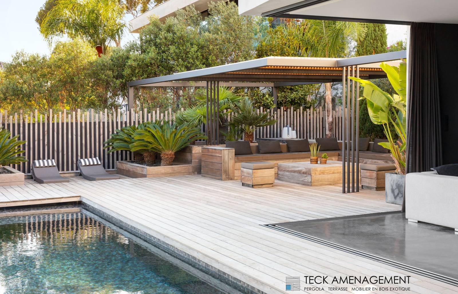 Pergola adossée sur-mesure en bois exotique à Six-Fours-les-Plages, alliance de luxe et de robustesse face au climat varois