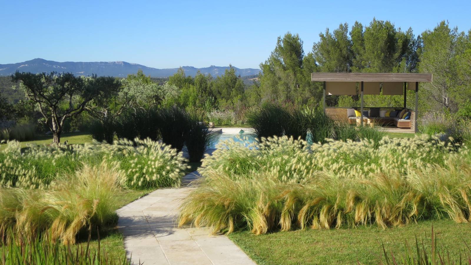 Pergola bioclimatique sur-mesure en bois exotique (Ipé) à Saint-Maximin-la-Sainte-Baume. Design haut de gamme et protection optimale
