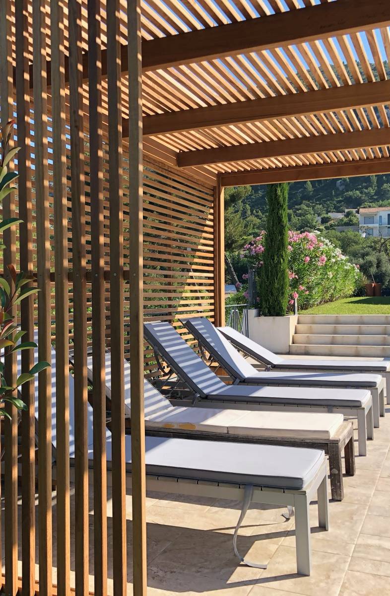L'élégance intemporelle d'une pergola bioclimatique en bois exotique sur-mesure pour remplacer votre ancienne structure alu à Fréjus