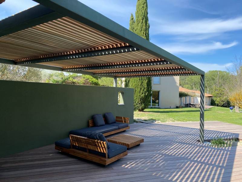 Pergola bioclimatique en bois exotique sur-mesure à Cassis : l'alliance parfaite entre luxe, design et protection solaire optimale