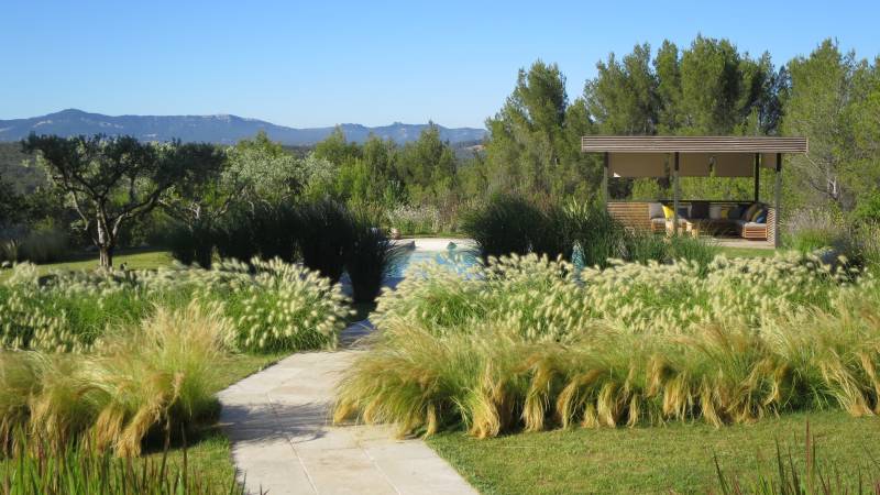 Pergola bioclimatique sur-mesure en bois exotique (Ipé) à Saint-Maximin-la-Sainte-Baume. Design haut de gamme et protection optimale