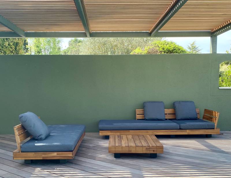 Pergola bioclimatique sur mesure en bois exotique à Bandol, pour un confort optimal en bord de mer