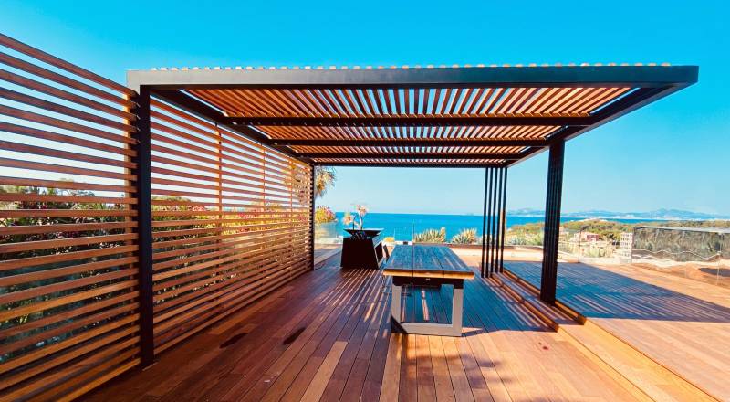 Pergola bioclimatique en bois exotique sur mesure à Hyères, l'expertise Teck Aménagement pour un extérieur durable