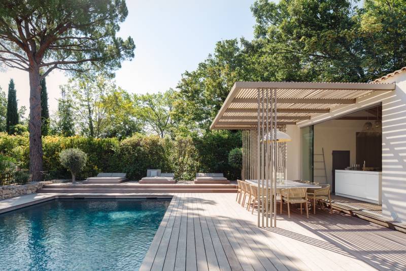 Aménagement extérieur bois exotique avec pergola dans le Var