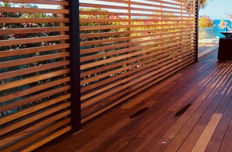 Plage de piscine et terrasse sur mesure. Le Teck, matériau noble par excellence, sublime votre villa avec luxe et durabilité