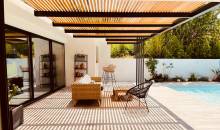 Notre zone d'activité pour ce service Pergola bioclimatique en bois exotique dédiée aux hôtels à Hyères les Palmiers : créez un espace petit-déjeuner abrité et agréable en 2026