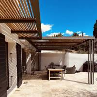 Notre zone d'activité pour ce service Pergola bioclimatique bois exotique 4x3m à Saint-Maximin-la-Sainte-Baume : protection élégante adaptée au climat méditerranéen