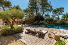 Notre zone d'activité pour ce service Pergola bioclimatique bois exotique 4x3m à Fréjus 83370 : protection élégante adaptée au climat méditerranéen