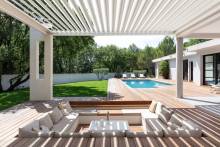Notre zone d'activité pour ce service Aménagement d’un espace pool house et cuisine d’été avec pergola bioclimatique en bois exotique à Saint-Tropez Var : créez un espace de vie extérieur complet en 2026 ?