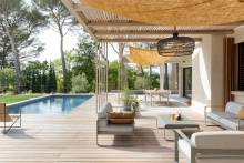 Notre zone d'activité pour ce service Pergola bioclimatique bois exotique 4x3m à Fréjus 83370 : protection élégante adaptée au climat méditerranéen